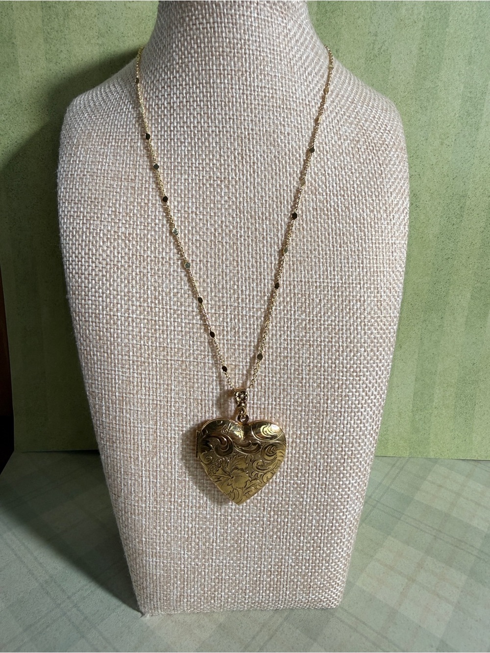 Vintage etched Large gold tone Heart Locket Necklace